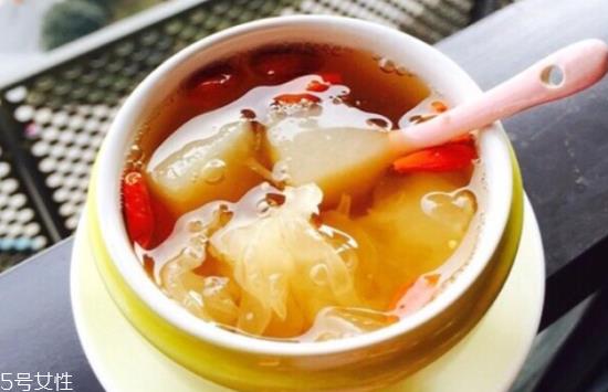 冰糖雪梨是喝水还是吃梨？冰糖雪梨的功效与作用