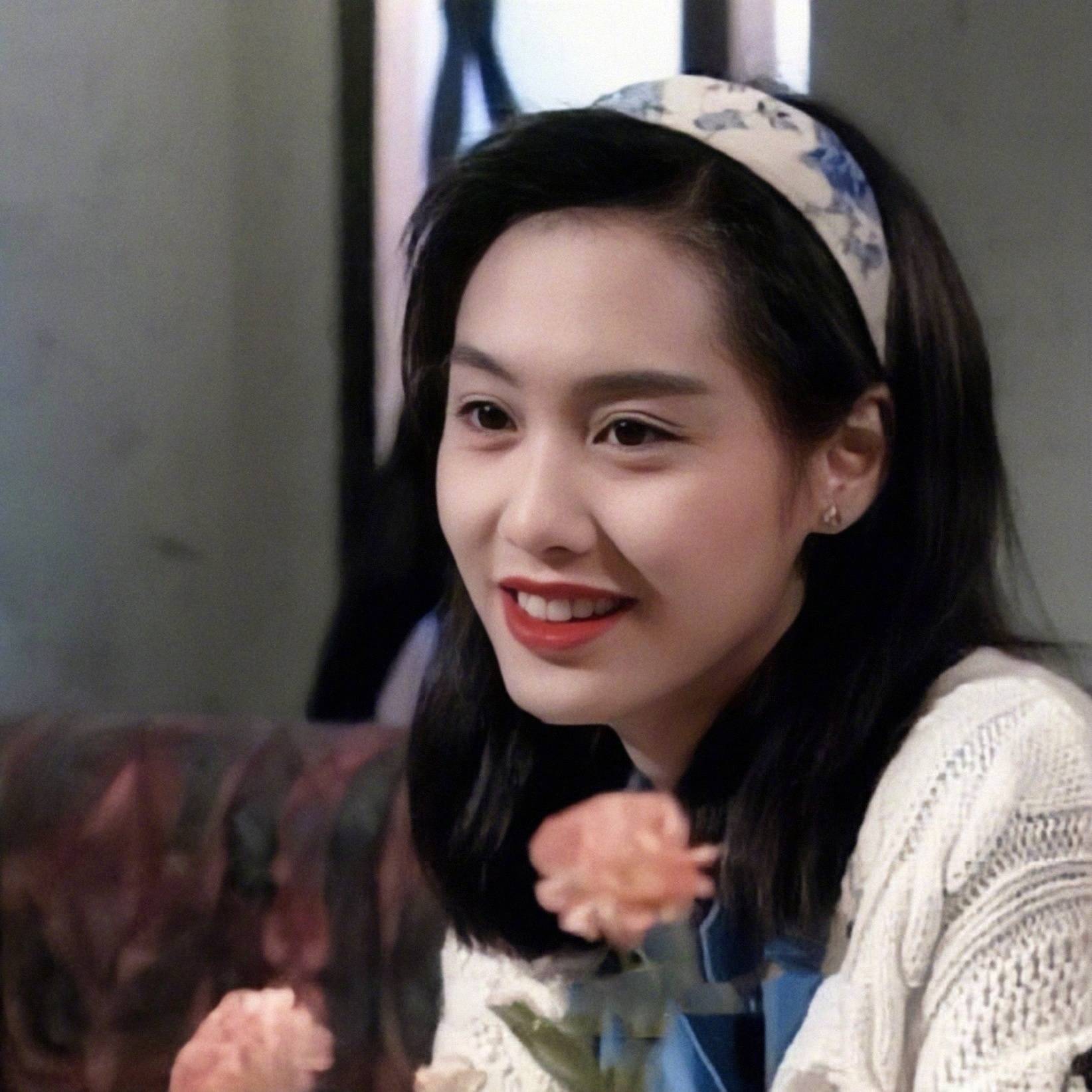 朱茵个人资料简介: 52岁的朱茵,住深山残屋,开97年破车!沦为别人眼中的“笑话”