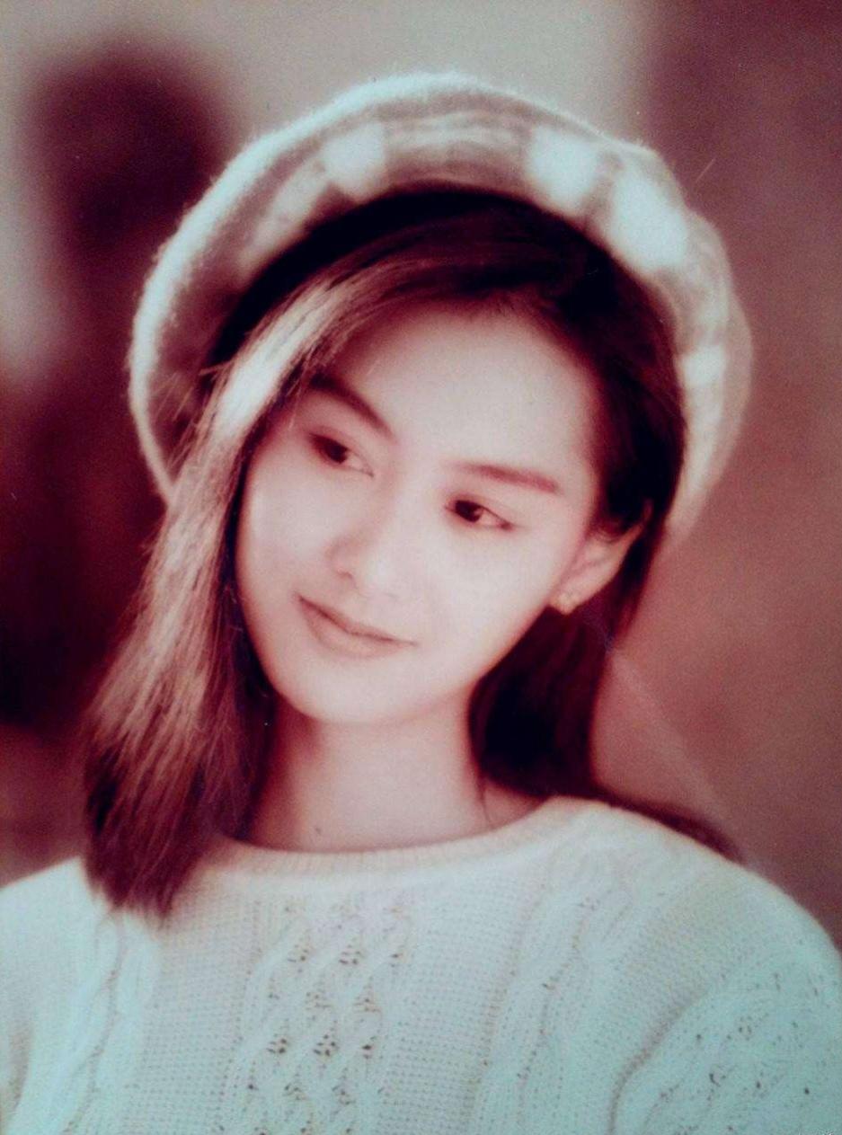 朱茵个人资料简介: 52岁的朱茵,住深山残屋,开97年破车!沦为别人眼中的“笑话”