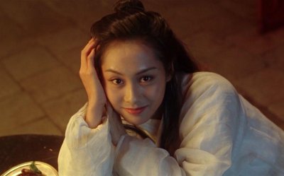 ​朱茵个人资料简介： 52岁的朱茵，住深山残屋，开97年破车！沦为别人眼中的“