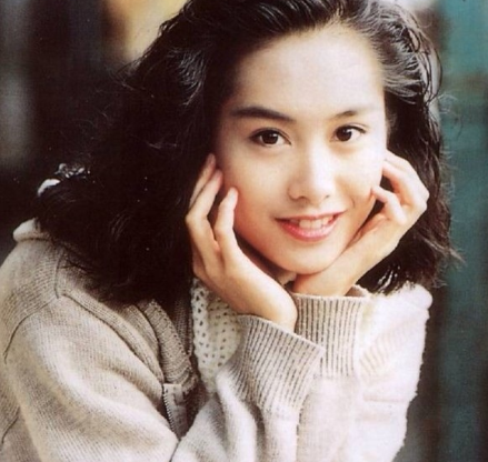 朱茵个人资料简介: 52岁的朱茵,住深山残屋,开97年破车!沦为别人眼中的“笑话”