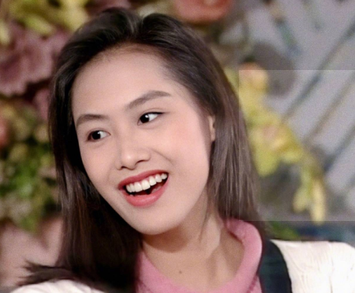 朱茵个人资料简介: 52岁的朱茵,住深山残屋,开97年破车!沦为别人眼中的“笑话”