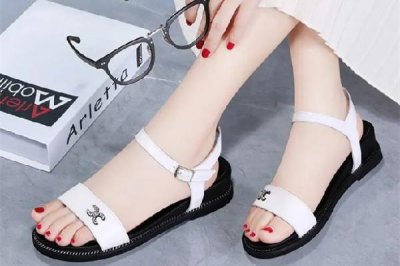 ​凉鞋什么材质的比较好 凉鞋穿久了很臭怎么办