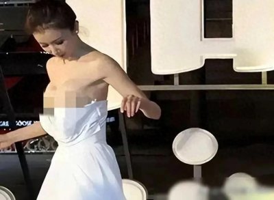 ​娱乐圈惊现名场面！刘涛衣服滑落引热议，蔡依林尴尬瞬間曝光