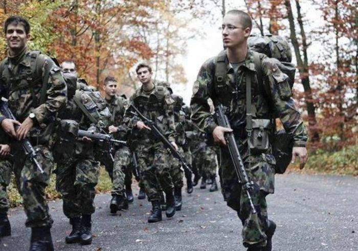 瑞士军人只有26万,为何200年没有国家敢侵略?原来后台这么硬!