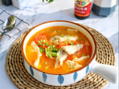 ​茄汁鱼的做法大全家常（番茄鱼家常做法，鱼片滑嫩如豆腐，汤汁酸爽开胃）