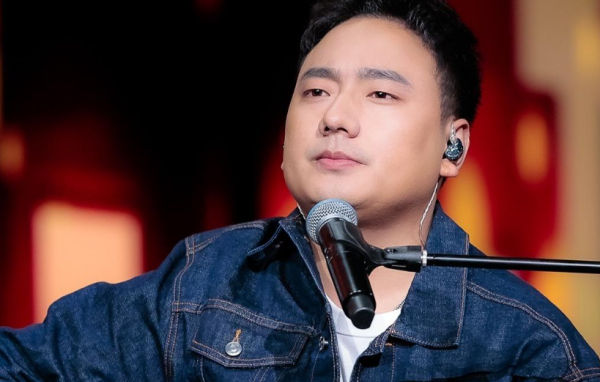 你要相信明天的天空会更蔚蓝是什么歌,月亮你别在柔情似水是什么歌,什么歌曲的歌词图1