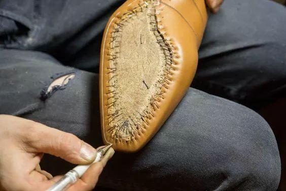 推荐几款男士皮鞋品牌（精英男士必知的十大皮鞋品牌）(12)