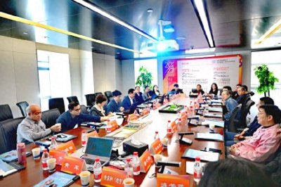 ​以黄军、蓝予、黄东和为例，如何理解“以深圳为方法”？