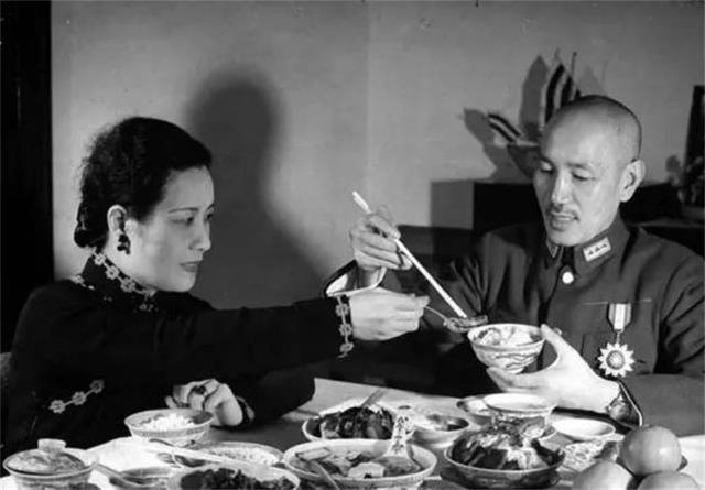 先后挂过12人的画像是谁（先后挂过12人的画像）(8)