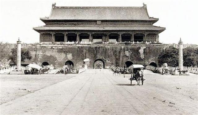 先后挂过12人的画像是谁（先后挂过12人的画像）(2)