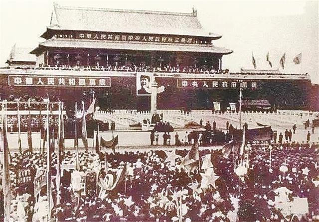 先后挂过12人的画像是谁（先后挂过12人的画像）(13)