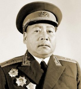 ​滕海清连长被调到师部当排长，以为自己降级了，一看部下他却乐了