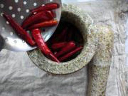 最正宗的川菜辣子鸡怎么做好吃？这道美味鲜嫩的家常不要太简单！