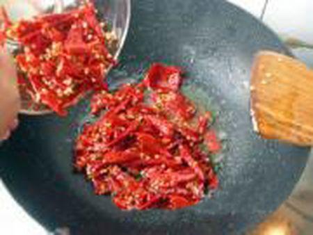 最正宗的川菜辣子鸡怎么做好吃？这道美味鲜嫩的家常不要太简单！