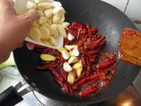 最正宗的川菜辣子鸡怎么做好吃？这道美味鲜嫩的家常不要太简单！