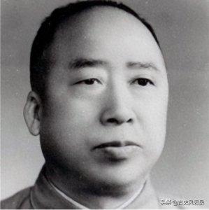 ​他在军中地位极高，连林总都要听他的命令，55年为何未授到衔