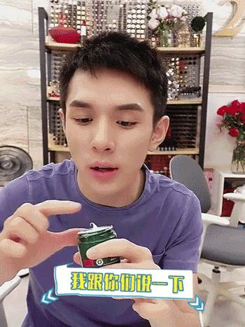 赵丽颖的脚虽然很小,但是光滑白嫩,连女人看了也免不了要心动