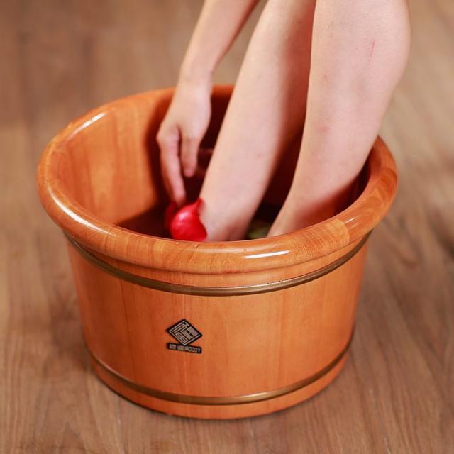 赵丽颖的脚虽然很小,但是光滑白嫩,连女人看了也免不了要心动