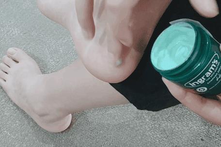 赵丽颖的脚虽然很小,但是光滑白嫩,连女人看了也免不了要心动