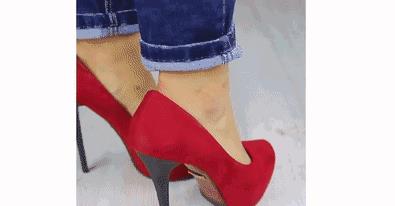 赵丽颖的脚虽然很小,但是光滑白嫩,连女人看了也免不了要心动