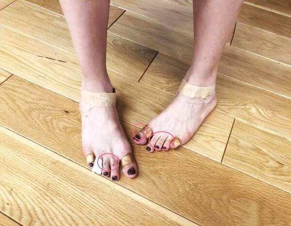 赵丽颖的脚虽然很小,但是光滑白嫩,连女人看了也免不了要心动