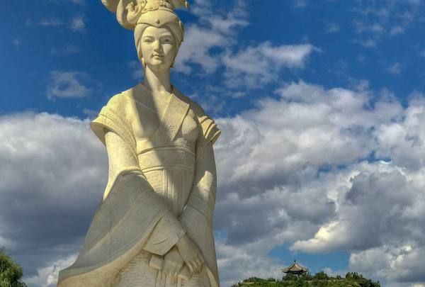 闭月羞花沉鱼落雁是哪四大美女,沉鱼落雁闭月羞花闭月指的是谁图2