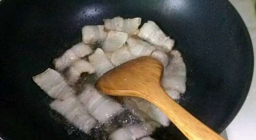 胡萝卜炒肉怎么炒,洋葱红萝卜炒肉片的家常做法图5