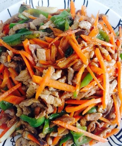 红萝卜炒肉的做法