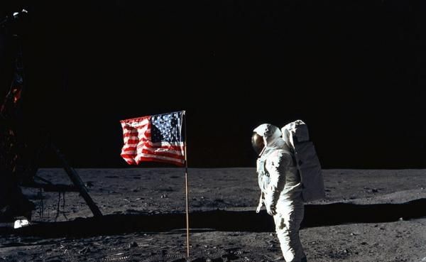 美国登月时间和人数,阿姆斯特朗是乘哪个飞船成功登月的图8