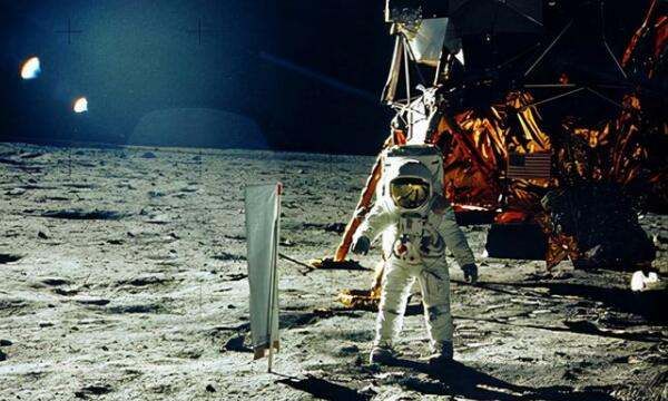 美国登月时间和人数,阿姆斯特朗是乘哪个飞船成功登月的图2