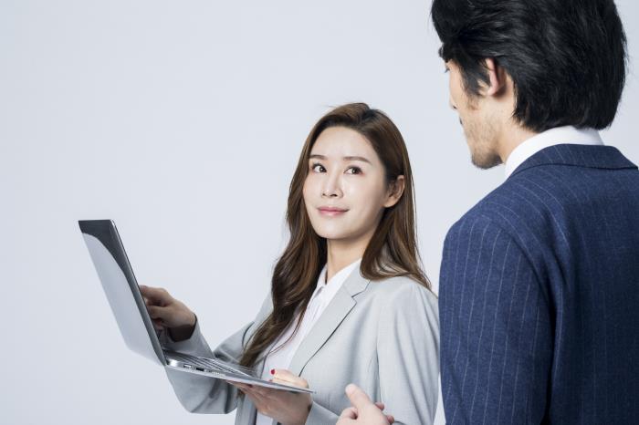 男上司撩女下属的惯用的五种伎俩？你需要了解的职场潜规则套路