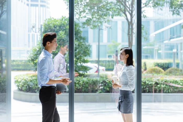 男上司撩女下属的惯用的五种伎俩？你需要了解的职场潜规则套路