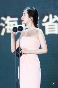 ​红了10年，“中年少女”杨幂，危机已到