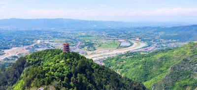 ​西乡午子山被称为“陕南小华山”，山上的白皮松令人称奇