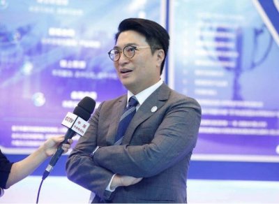 ​李家诚：李兆基为何不同意他与空姐女友交往，却让徐子淇嫁进门？