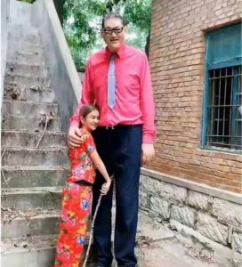 ​亚洲第一巨人，姚明前队友，2.38米山东大汉张欢，带异国女友回家