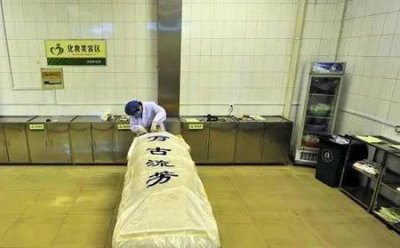 ​太平间可以把遗体放多长时间(人死后在医院太平间能放几天)