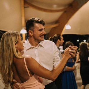 ​东契奇女友在线秀恩爱，两个人12岁相识于海滩之上