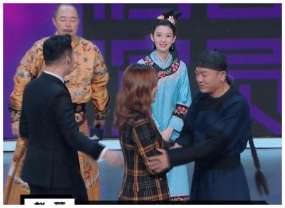 ​《还珠格格》大聚会, 赵薇态度被批冷漠, 弹幕区满是人性的丑陋