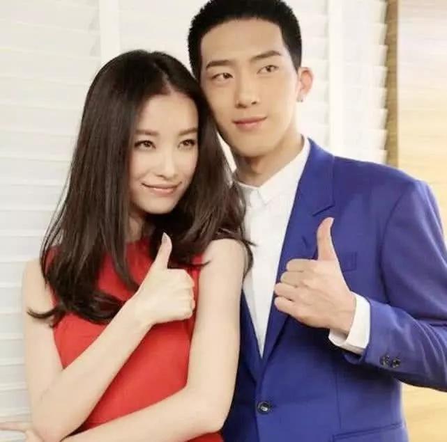 网友电影院偶遇倪妮，穿拖鞋露脚脖很随意毫无偶像包袱