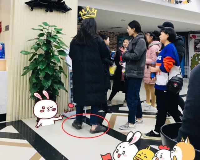 网友电影院偶遇倪妮，穿拖鞋露脚脖很随意毫无偶像包袱