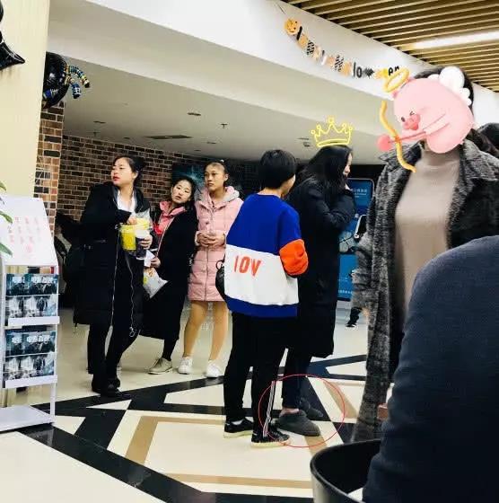 网友电影院偶遇倪妮，穿拖鞋露脚脖很随意毫无偶像包袱