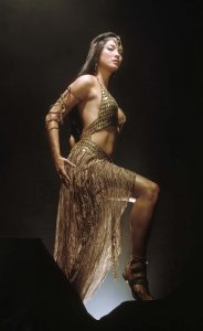 ​华裔女星胡凯莉在《红色警戒》和《蝎子王》中都有精彩的表现