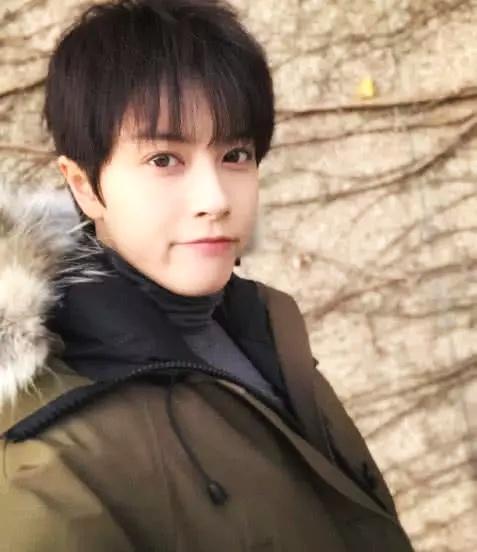 小女花不弃：“莫若菲”私照流出，180的大长腿太吸睛