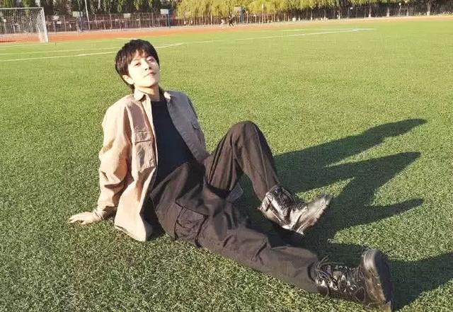 小女花不弃：“莫若菲”私照流出，180的大长腿太吸睛