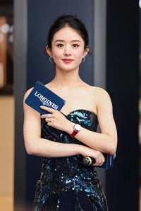 ​赵丽颖35岁仍是万人迷，现场粉丝爆棚，但仍有衰老的痕迹