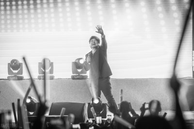 ​凭借一首歌曲《朋友》，当年火爆大街小巷，我们一起来看吧