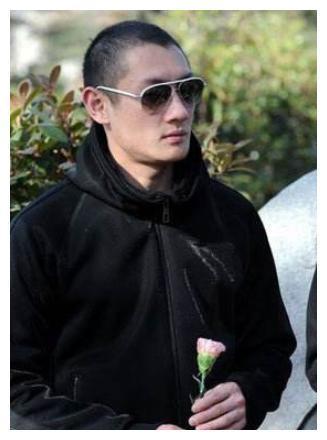 离开叶茂青转投汪雨怀抱，你以为赵薇渴望爱情，实则背后隐藏秘密