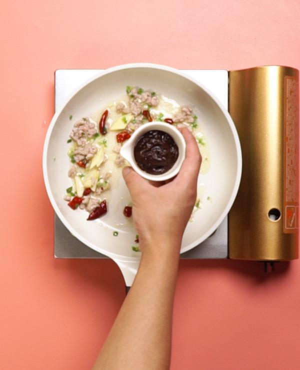 酱爆洋白菜的做法, 做给家人吃再合适不过了!